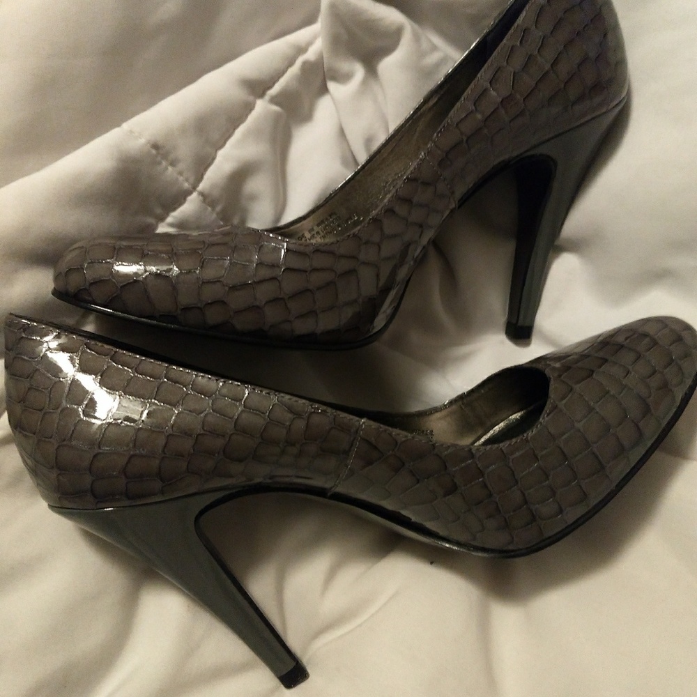 Jessica Simpson crocodile leather pumps